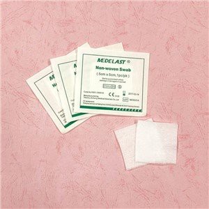 Jednorazowy sterylny wacik z włókniny