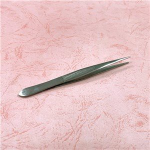 Pierwsza pomoc Użyj metalowej pincety